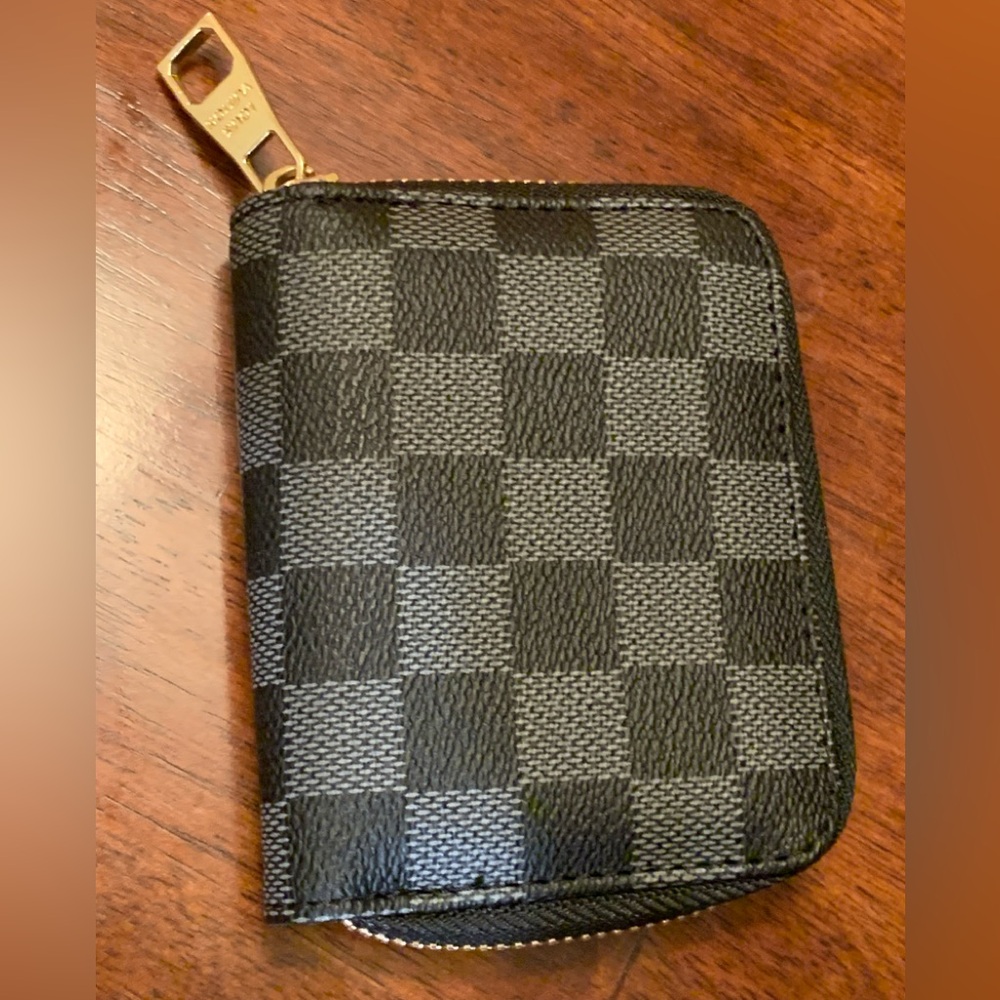 Brand new rare and collectible compacted Louis Vuitton unisex credit card holder - Picture 10 of 17